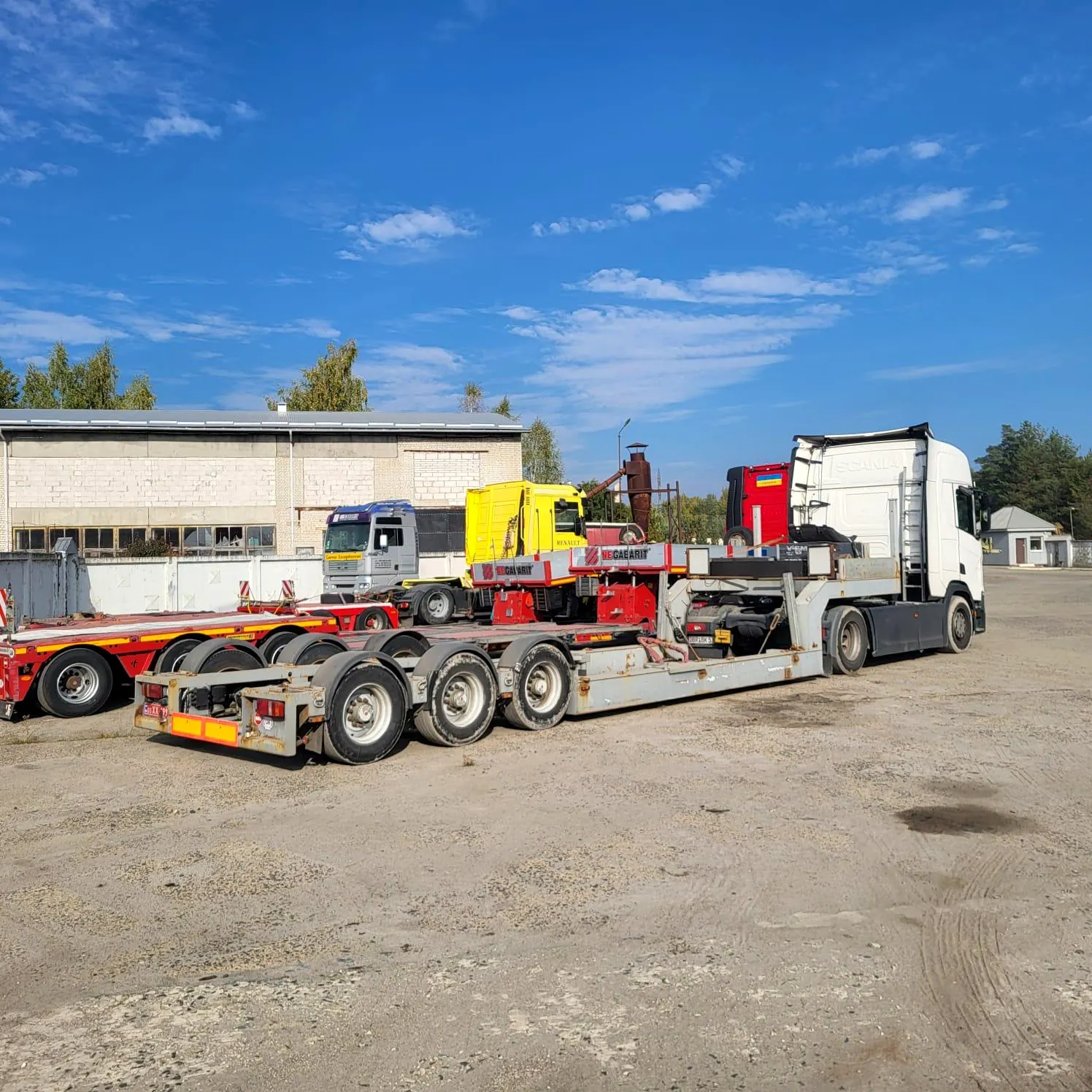 Mehrachsiger Auflieger hinter einer Scania Zugmaschine