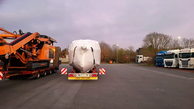 Barco ancho como transporte especial con cartel de convoi exceptionnel