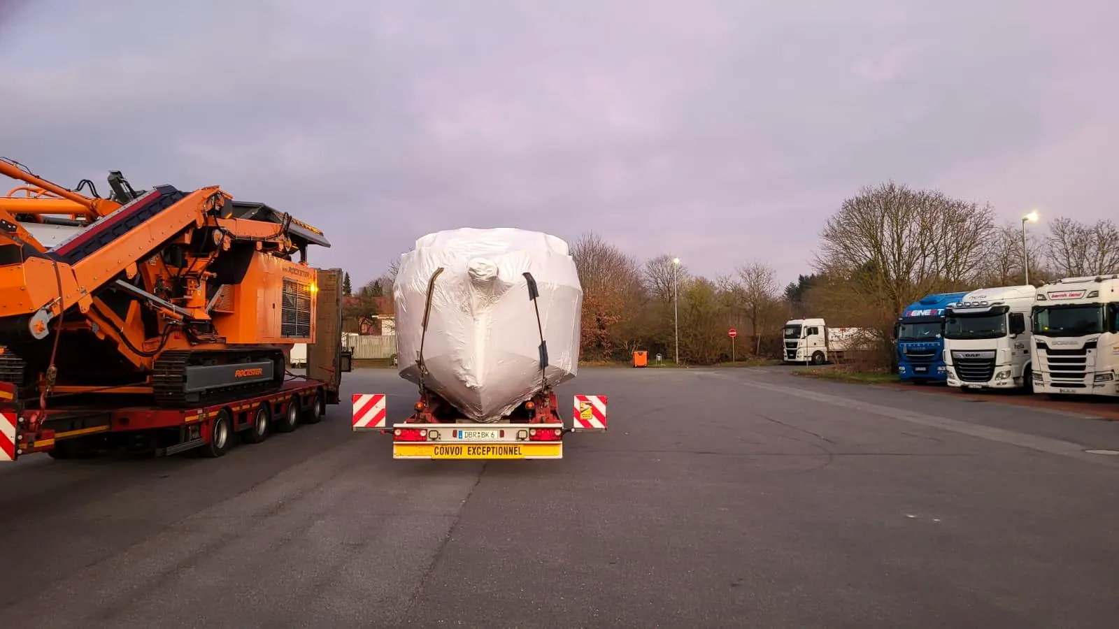 Eingeschrumpfte Yacht von hinten mit Convoi-exceptionnel-Schild