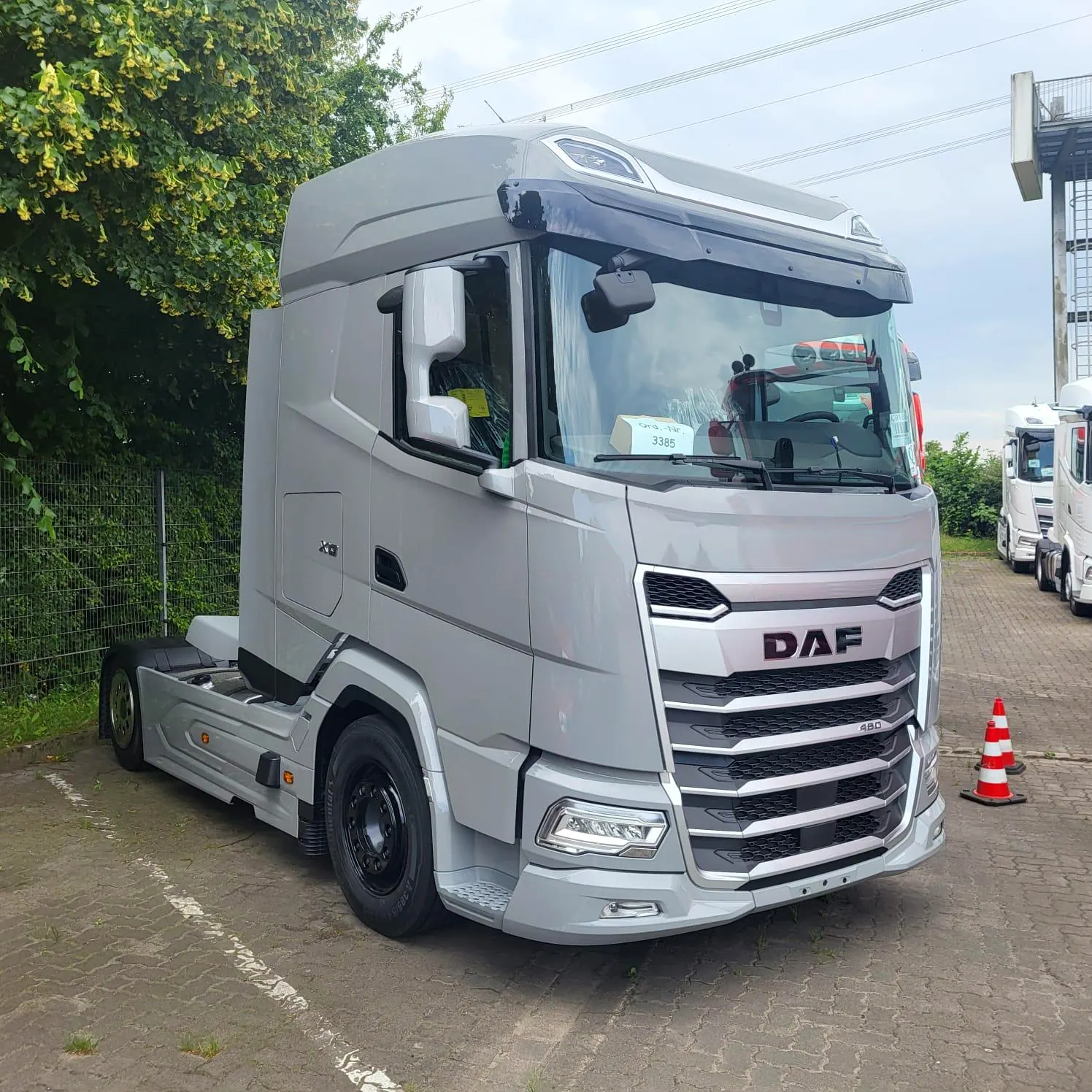 Neue silberne DAF Sattelzugmaschine auf dem Hof