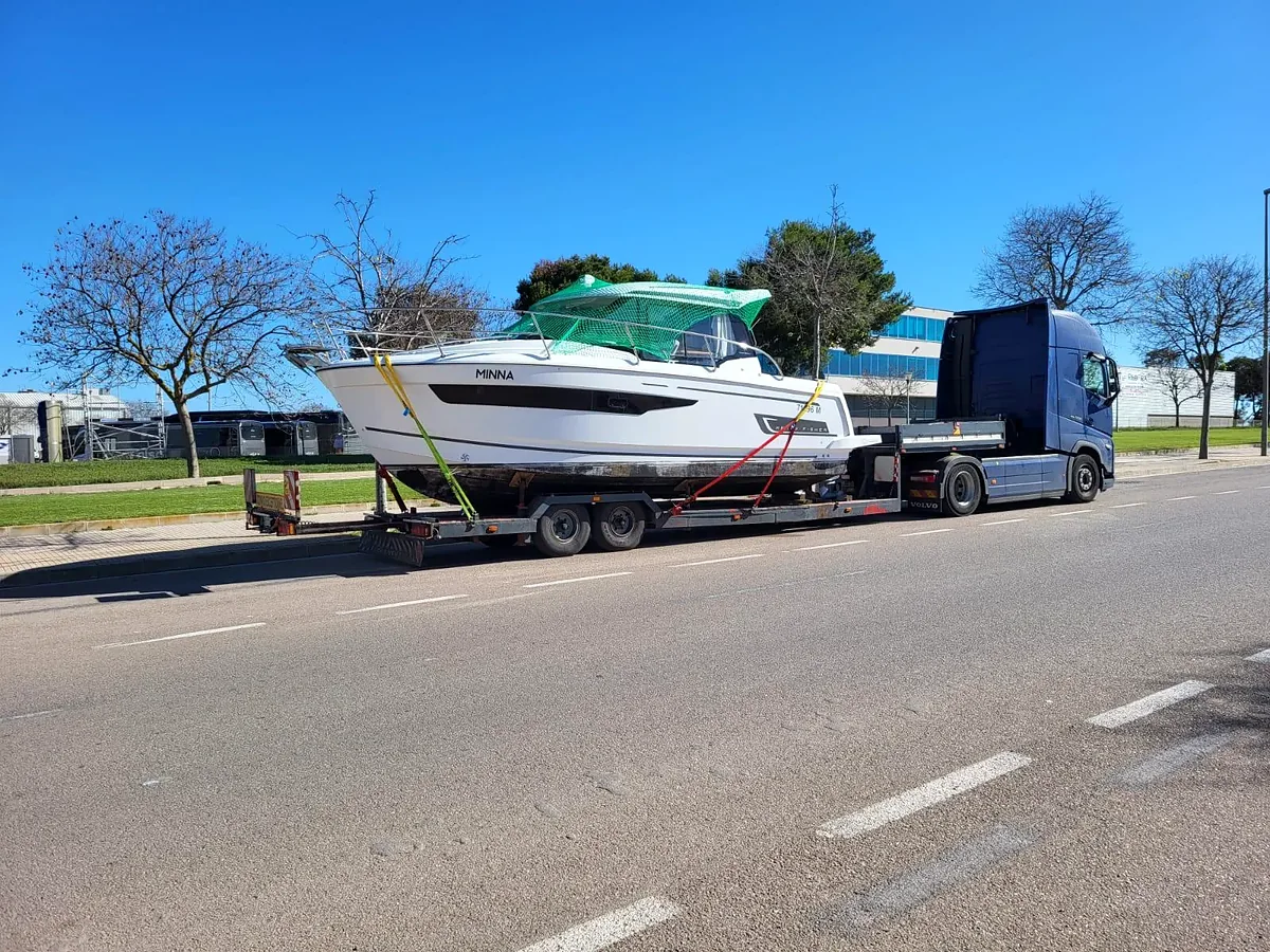 Lancha con cabina sobre el remolque detrás de la cabeza tractora
