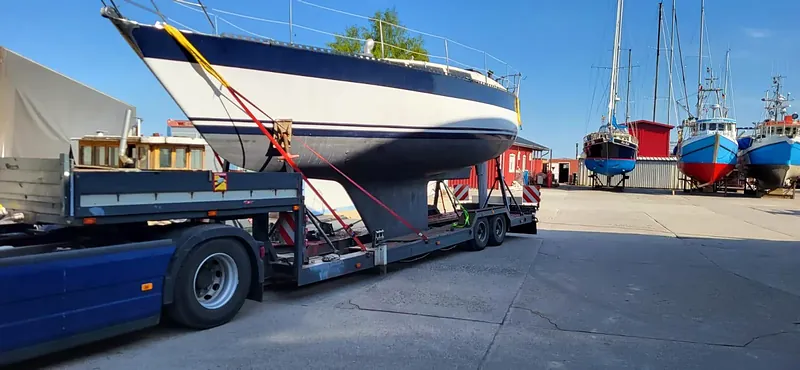 Velero con quilla sobre el remolque en el puerto